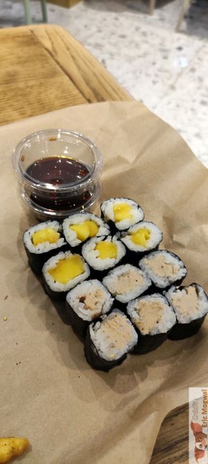 Mango and "fois gras" maki at Vbb House in Paris