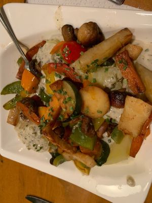 Ofenkartoffeln- wokgemüse “auf meine Art” und veganem Kräuterdip at Bistro am Gleis in Bad Driburg