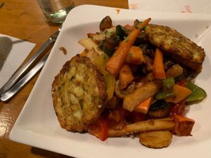 Buchweizen - Gemüse - Pfanne: mit Wok-Gemüse “auf meine Art”, Kürbiskern-Kartoffel-Rösti und Paprikasosse at Bistro am Gleis in Bad Driburg