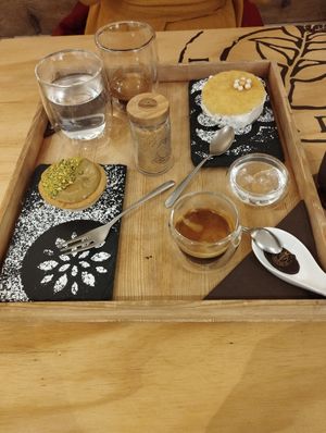 crostatina frangipane al pistacchio (vegana) e dolce ricotta e pere (non vegano) at Teaperugia in Perugia