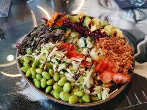 Tiki Bowl - quinoa, bulgur, humus, edamame at Starlet Kempten in Kempten