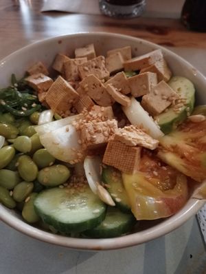 Poke vegano de tofu marinado at La Silla Encatada in Azuqueca De Henares
