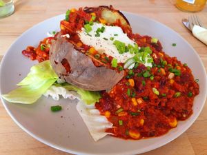 Baked potato chili sin carne (vegan) at lonnes + leusch in Neuss