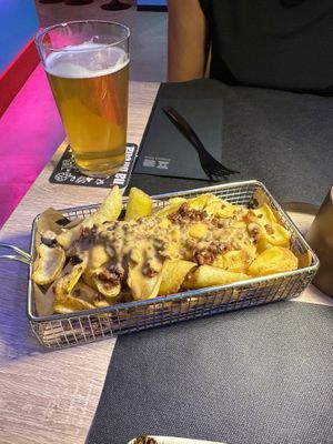 Chips with cheddar and bacon at Impact Food in Rome