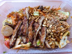 Pad se ew won sen at Vegan Food Coffee and Bakery - อาหารเจกาแฟและเบเกอรี่ in Kantharalak