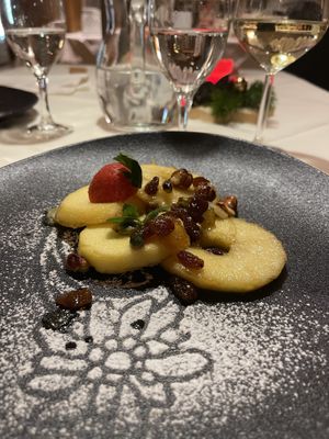 Bratapfel mit Nuss-Rosinen-Toppinh  at Hotel Onach in Onies