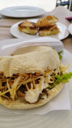 Kebab vegetariano e pão de alho at Cosmos Pizza in Lousa