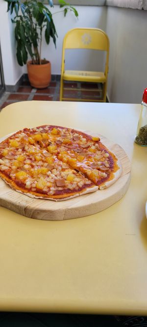 Vegan jamón y piña pizza at Casa Hoja in Pereira