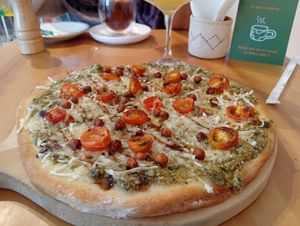 Pizza ganso 🪿 garbanzo 🧆. Base de pesto, queso vegan, garbanzos crocantes, tomate Cherry. Limonada de maracuyá. at Casa Hoja in Pereira