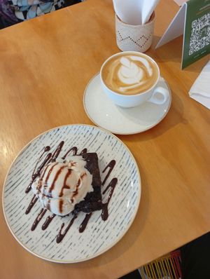 Brownie con helado vegan y capuchino con leche vegetal at Casa Hoja in Pereira
