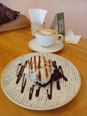 Brownie con helado vegan y capuchino con leche vegetal. at Casa Hoja in Pereira