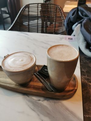 Chai latte en chocolade melk at O'YO - Sint Baafs in Ghent