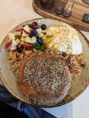 Vegan pancakes with granola, fruit and yoghurt at O'YO - Sint Baafs in Ghent