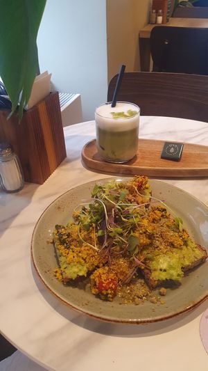 Scrambled tofu with avo and a matcha at O'YO - Sint Baafs in Ghent