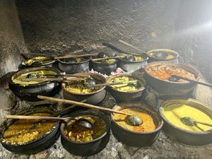 Küche - traditionell in Tontöpfen zubereitet auf Holzkohle   at Priyamali Gedara in Polonnaruwa