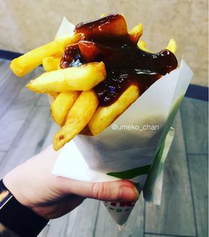 Chips and curry sauce at Maoz - Muntplein in Amsterdam