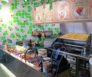 The bar and cook at Maoz - Muntplein in Amsterdam