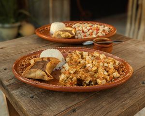 ¿Revueltos a la Mexicana ó Revueltos al Cacahuate?

¿Cuál de estas dos opciones querrás disfrutar? 
 at Vegan Barrio in Cozumel