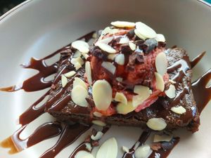 Brownie con helado at Vegan Barrio in Cozumel