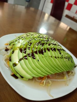 Avocado Salat at Yan Asia Imbiss in Vienna