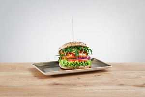 Vegan KUTSCHER burger with a spicy vegetable patty, grilled vegetables, garlic sauce & rocket at Hans Im Glück in Braunschweig