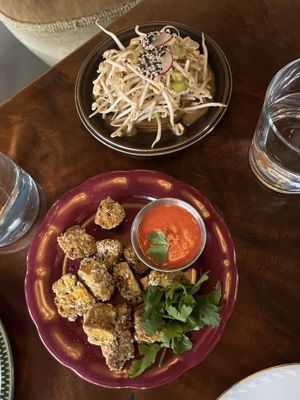 Popcorn tofu og mungbønnespiresalat  at Manto in Malmo