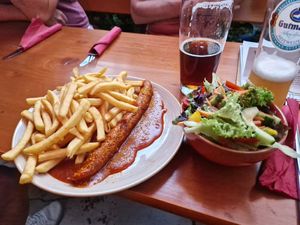 Vegane Currywurst und Beilagensalat at Drei Linden in Bamberg