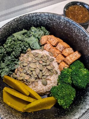 Build your own bowl at Pranaa Food For Life in Bangkok