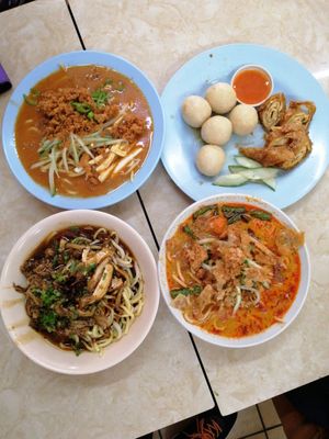 Duck noodles, mee rubus, laksa and chicken rice balls at Shui Xian Su Shi Yuan in Malacca