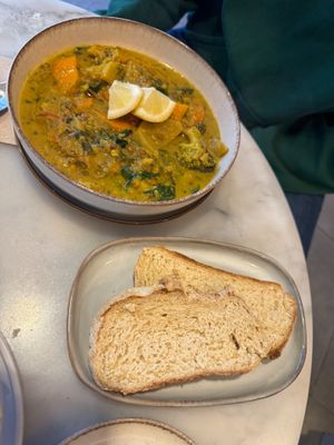 Street curry + Homemade gluten-free bread at Ringo Banana  in Sevilla