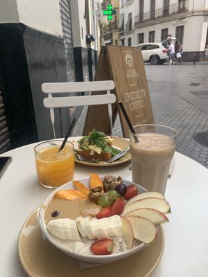 Chai Porridge Bowl and Iced Chai Latte  at Ringo Banana  in Sevilla