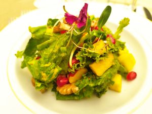 Green godess. Salat with yoghurt dressing, walnuts, pomegranade and apples 👌 at The White Lotus Cafe in Kathmandu