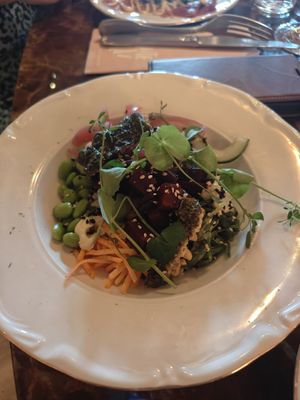 Poké bowl rode biet at Tante Tilly in Roermond