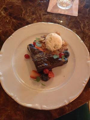 Vegan brownie met vegan ijs!! (Dit was heel erg lekker) at Tante Tilly in Roermond