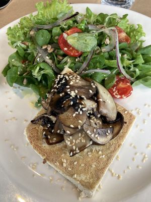 Plat de tofu sans miel, le « lamb lettuce » Est de la mâche 😉  at Restoran Ambar in Slunj