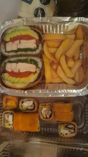 Sushi burguer + papas y sushi champiñón, vegadelphia y palta at BAMBÚ Rolls in Valparaiso