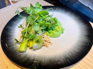 Green aspargus, English peas, almond, lime, mint at and/or  in Antwerpen