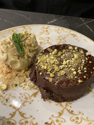 Torta al cioccolato con gelato al pistacchio #Veganuary at Giulietta - Pizzeria & Cucina Vegana in Lisbon
