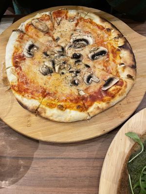 Pizza funghi  at Giulietta - Pizzeria & Cucina Vegana in Lisbon