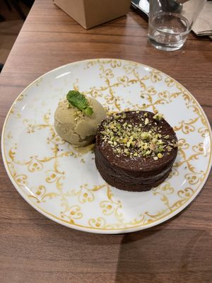 Bolo chocolate e gelado de pistachio   at Giulietta - Pizzeria & Cucina Vegana in Lisbon