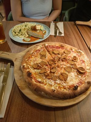 Diavola pizza (👍) and cotoletta (👎) at Giulietta - Pizzeria & Cucina Vegana in Lisbon