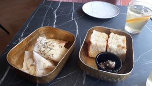 Garlic bread + Focaccia at Giulietta - Pizzeria & Cucina Vegana in Lisbon