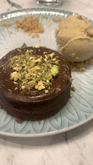 Bolo de chocolate com gelado de pistachio  at Giulietta - Pizzeria & Cucina Vegana in Lisbon