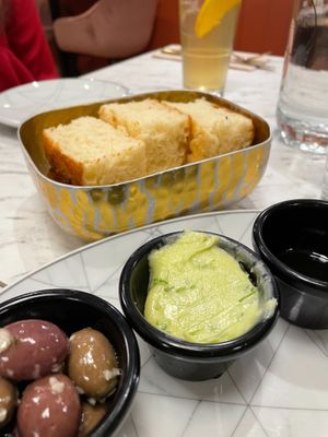 Appetizers - bread with creams to spread at Giulietta - Pizzeria & Cucina Vegana in Lisbon