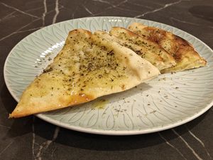 Looks and smells amazing but the garlic was acrid/bitter with way-too-strong of a herbs flavor. Disappointing 😞. at Giulietta - Pizzeria & Cucina Vegana in Lisbon