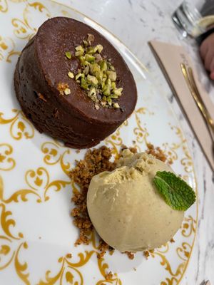 Chocolate hot cake and pistachio ice-scream at Giulietta - Pizzeria & Cucina Vegana in Lisbon