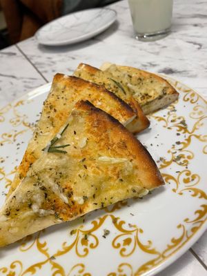 Garlic bread at Giulietta - Pizzeria & Cucina Vegana in Lisbon