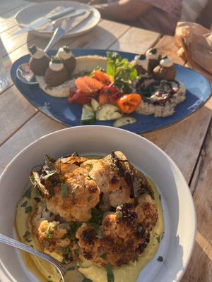 Blumenkohl und Hummus mit Falafel Teller für zwei Personen   at Balagan Ericeira in Ericeira