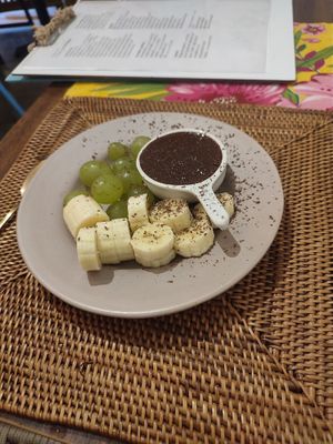 Fruits et chocolat chaud at Cri Cri Cru Restaurante (Loja Bênção Brasil) in Sao Paulo