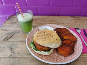 Medalover w. sweet potato and lemonade at Alubia plant power in Mallorca